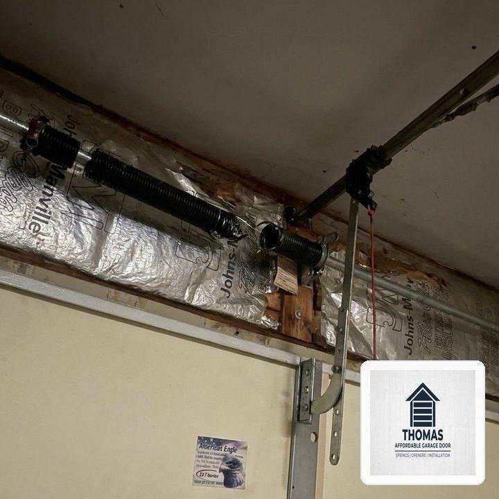 Thomas Affordable Garage Door in Midlothian, IL: Heavy-Duty Steel Section Strut & 11-Gauge Hinge Reinforcement - Midlothian, IL